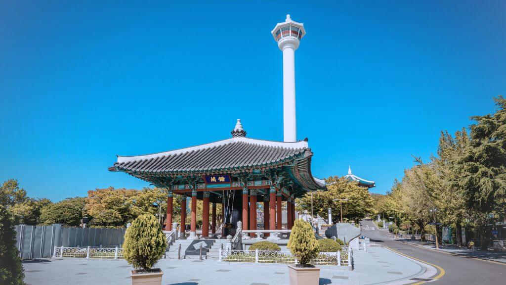 Tháp Busan cao 118m, được biết đến là biểu tượng kiến ​​trúc tiêu biểu tại Busan