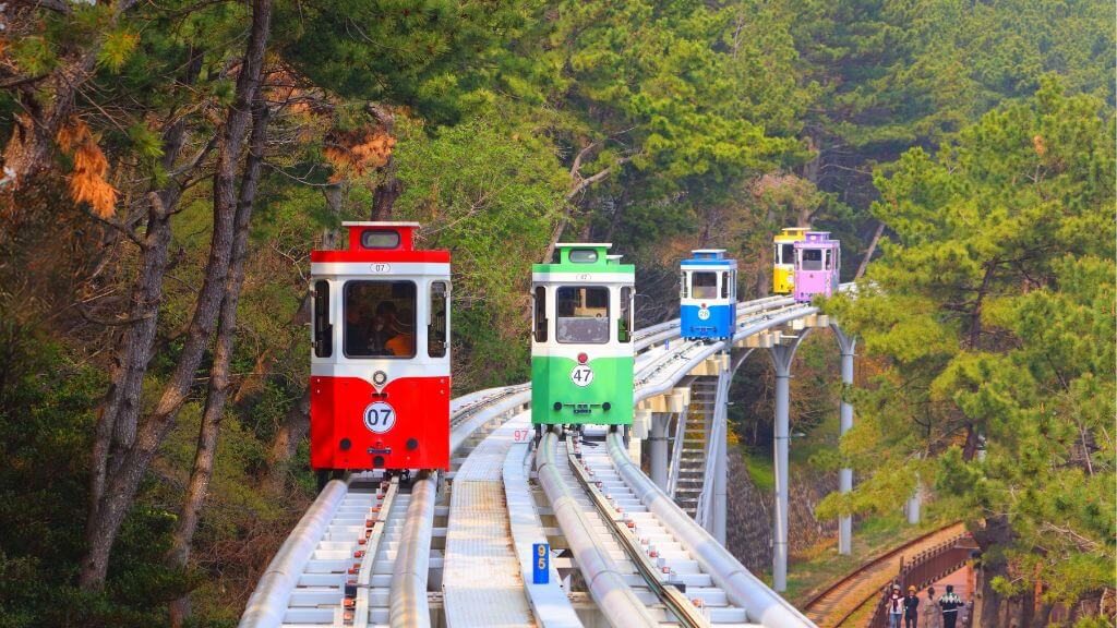 Trải nghiệm chuyến tàu lửa Haeundae Blueline ven biển Haeundae nổi tiếng Busan