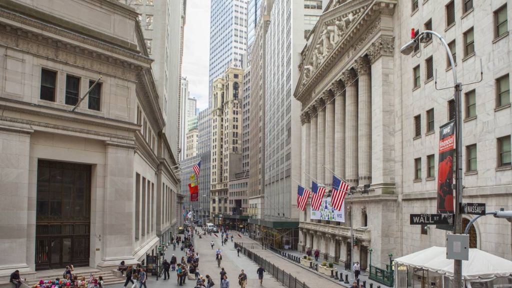 Tour nội địa Mỹ bờ đông du khách tham quan phố tài chính Wall Street sầm uất
