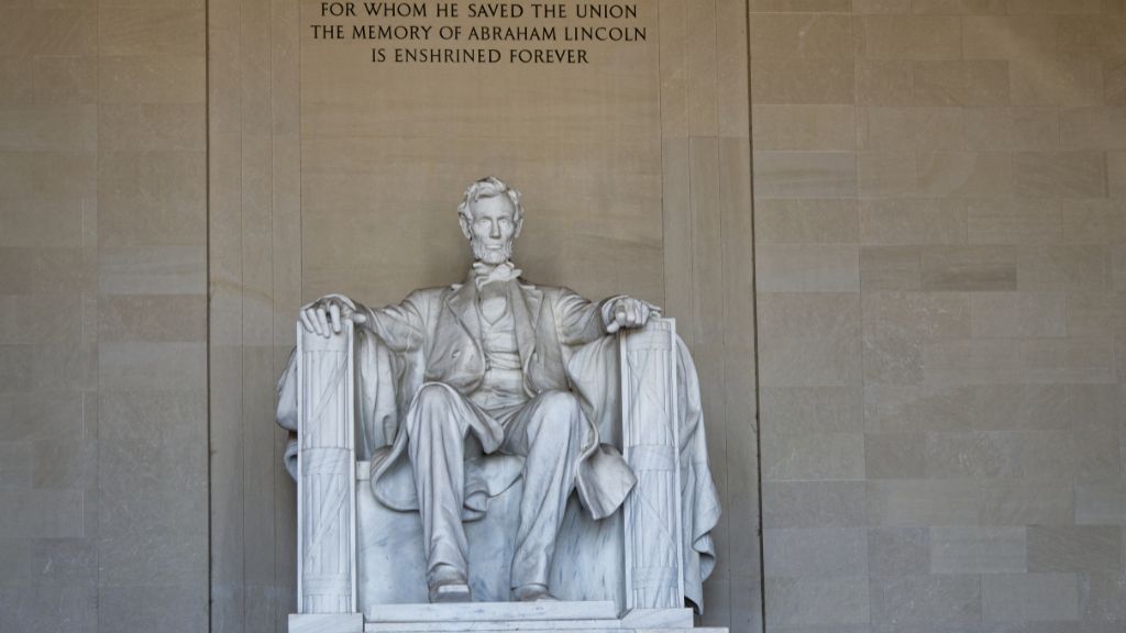 Đài Tưởng Niệm Lincoln uy nghi trong tour bờ Đông nước Mỹ 6NĐ