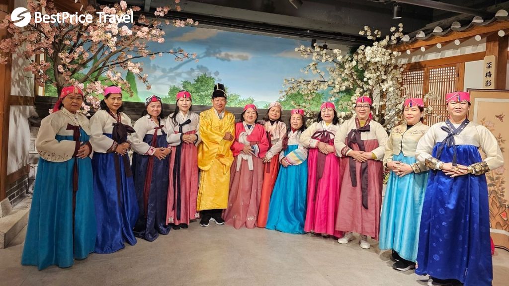 Du khách mặc Hanbok truyền thống chụp ảnh miễn phí