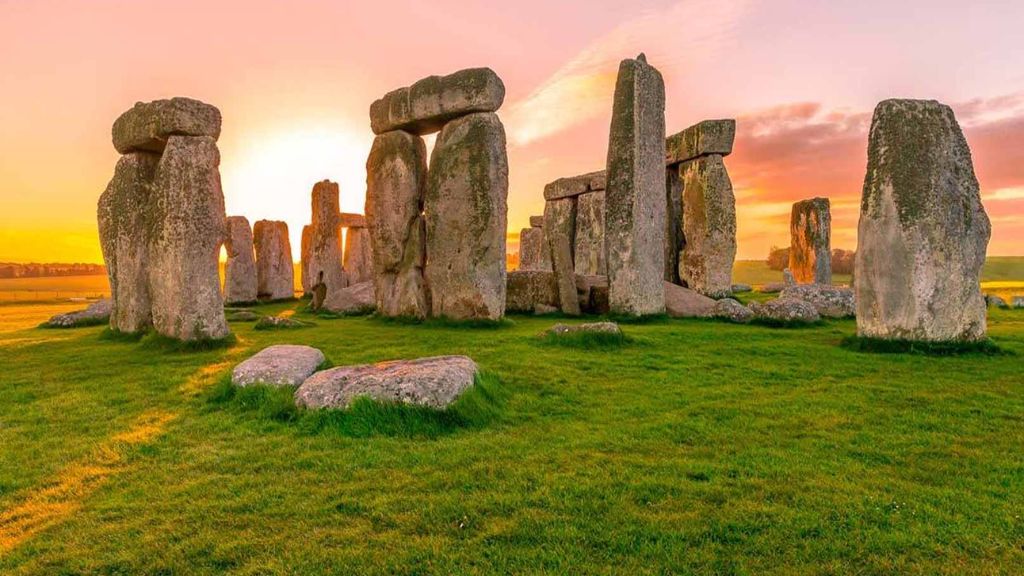 Bãi đá Cổ Stonehenge trong ánh hoàng hôn tuyệt đẹp