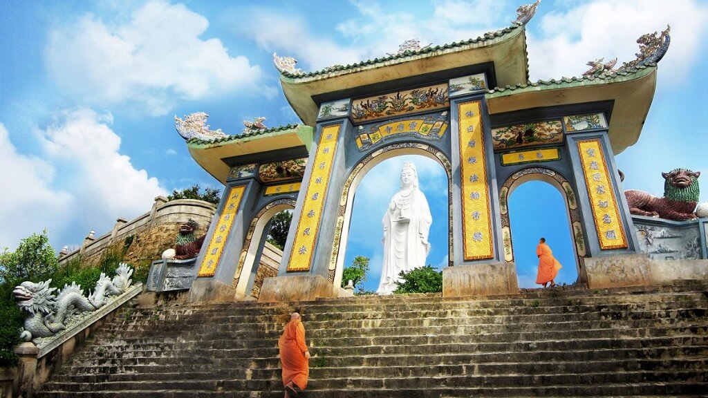 Chiêm bái chùa Linh Ứng ở Bán đảo Sơn Trà trong tour du lịch Đà Nẵng
