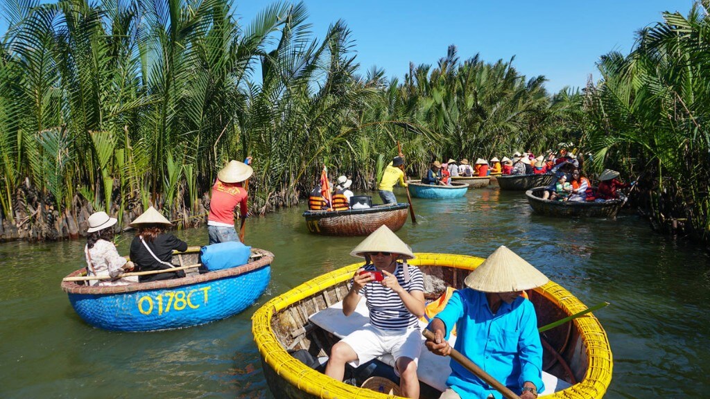 Du khách trải nghiệm tham quan Rừng Dừa Bày Mẫu bằng thuyền thúng