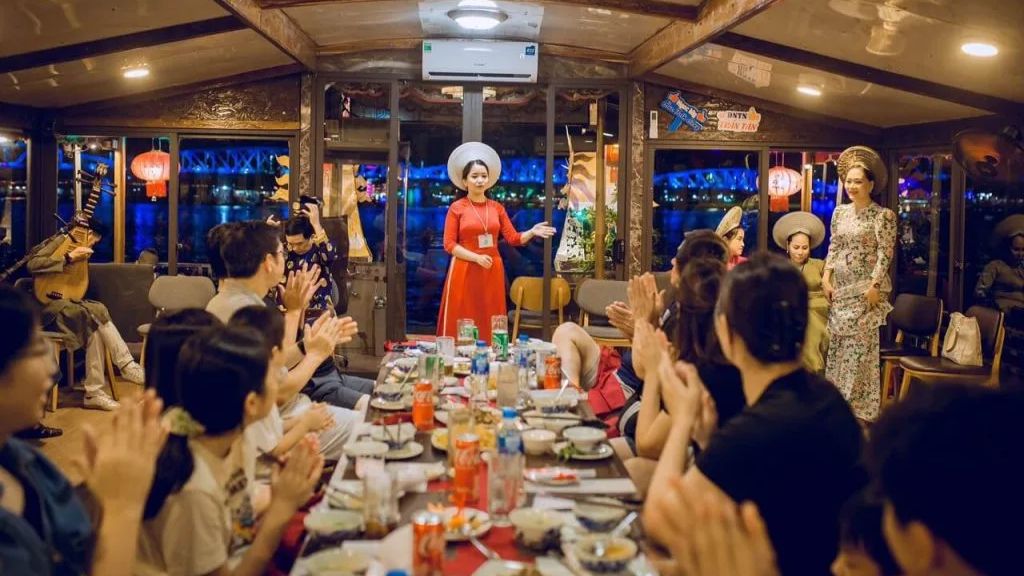 Đoàn ăn tối và thưởng thức ca Huế trên sông Hương