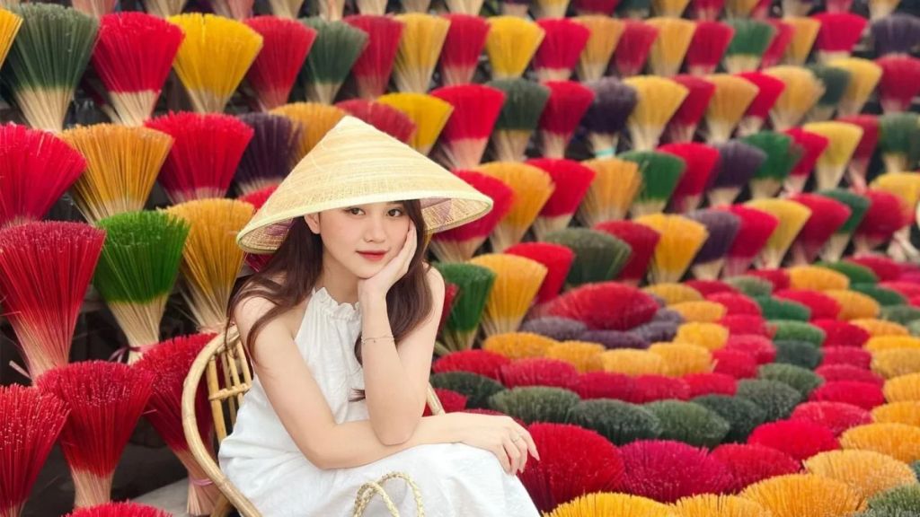 Làng hương Thủy Xuân – ngôi làng nổi tiếng với những bó hương rực rỡ sắc màu trải dài hai bên đường