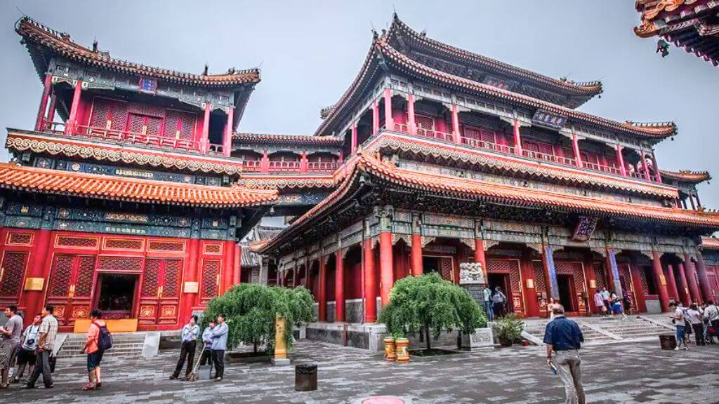 Chùa Phật Ngọc – ngôi chùa nổi tiếng với lối kiến trúc cổ kính và không gian thanh tịnh giữa lòng thành phố