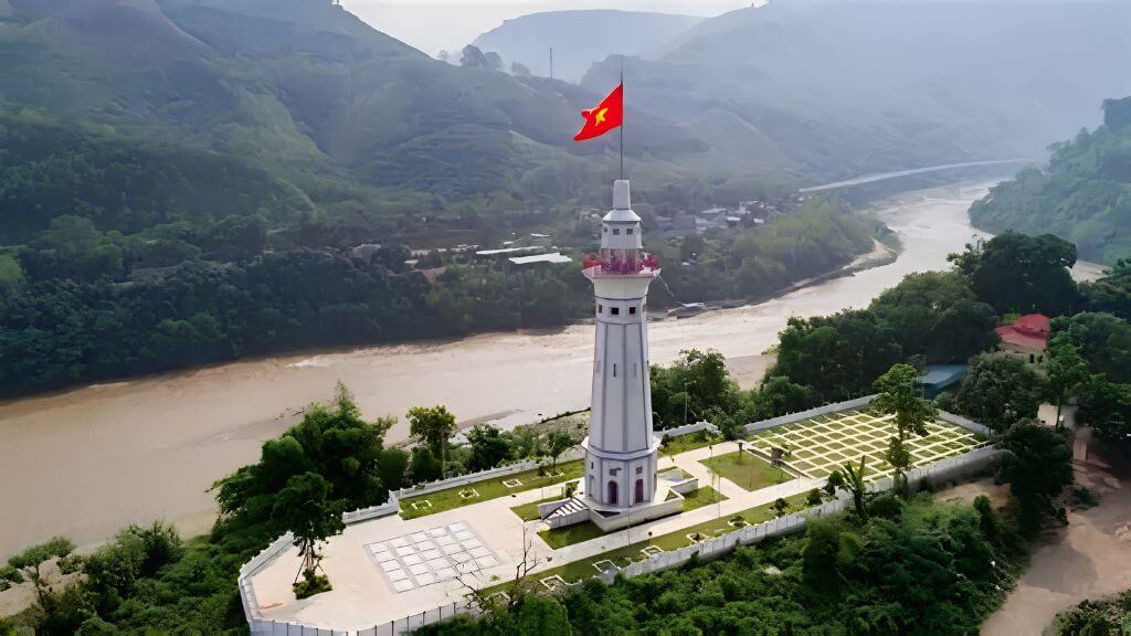 Cột cờ Lũng Pô - Nơi con sông Hồng chảy vào đất Việt