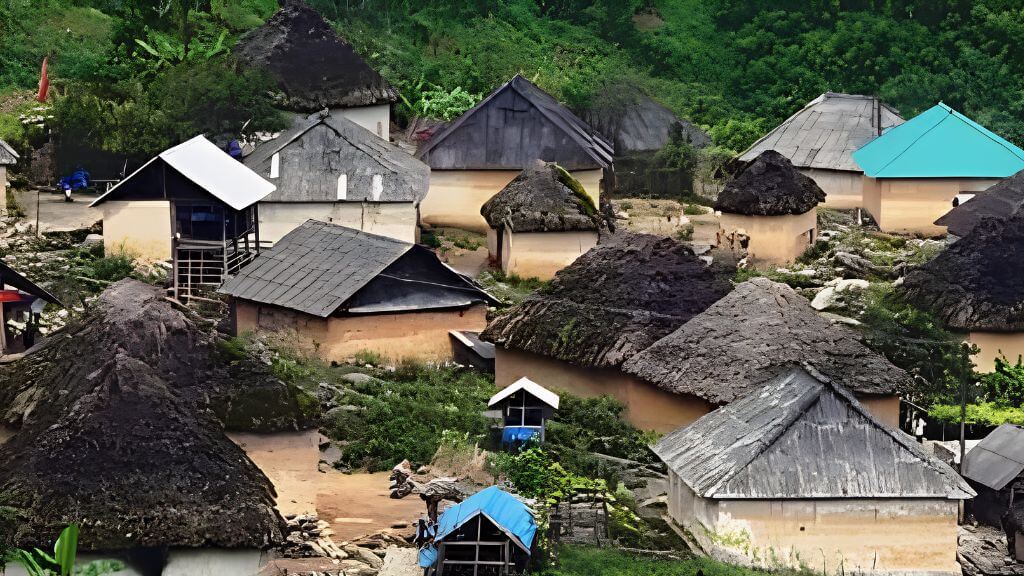 Những nếp nhà hình nấm với bức tường trình bằng đất ở bản Choản Thèn
