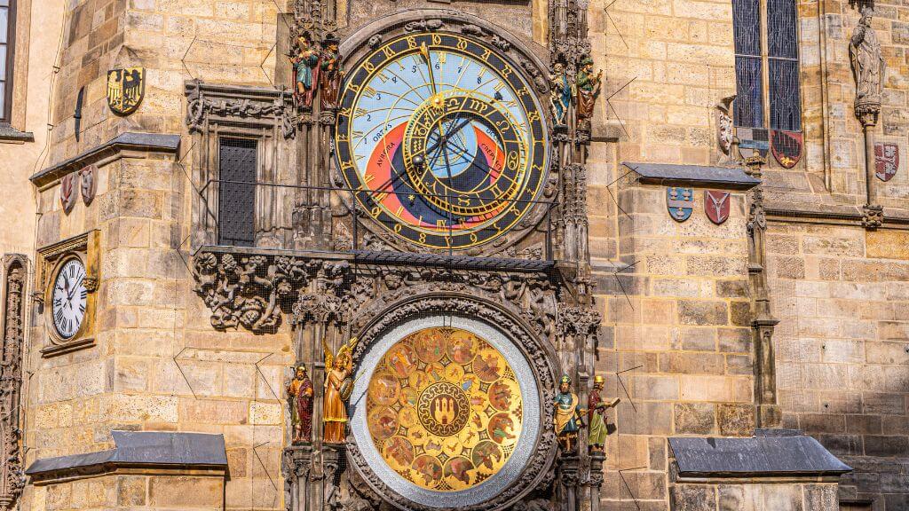 Nhà thờ Duomo di Milano, công trình Gothic vĩ đại được xây dựng hoàn toàn bằng đá cẩm thạch trắng