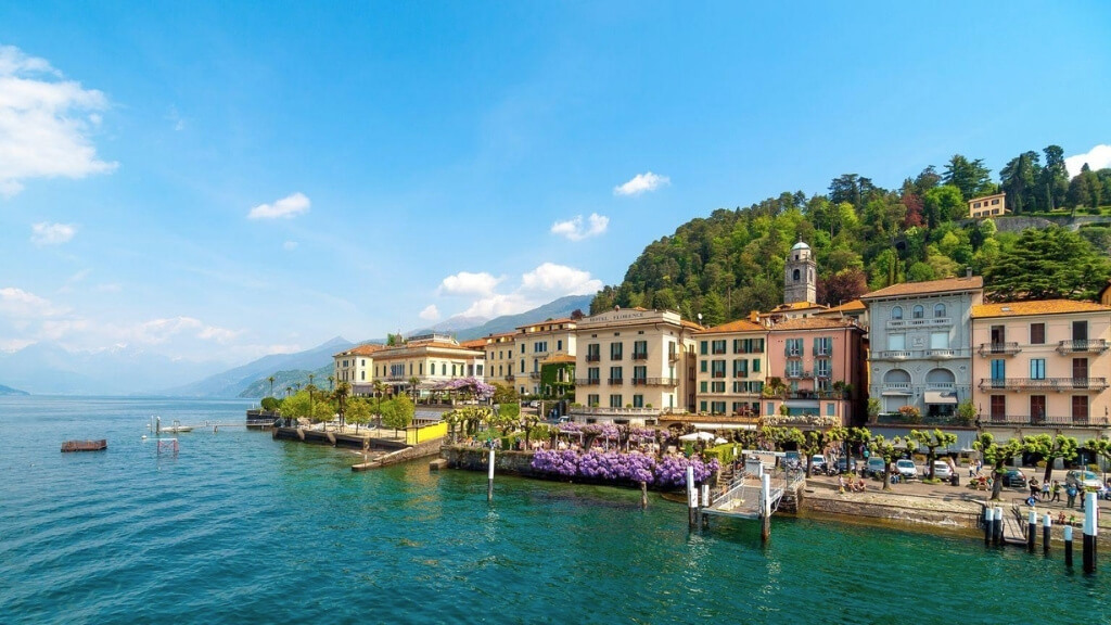 Làng Bellagio nằm trên mũi đất giữa hồ Como