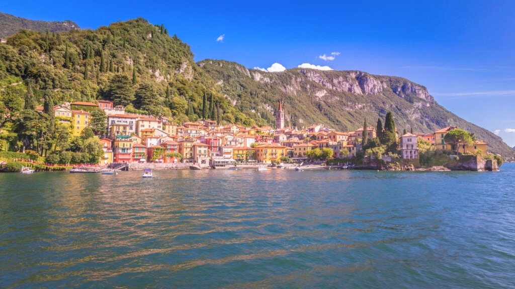 Hồ Como xanh biếc giữa dãy núi Alps