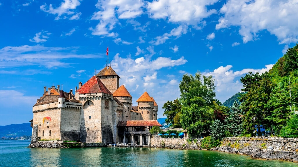 Toàn cảnh lâu đài Chillon nằm trên mỏm đá bên hồ Geneva