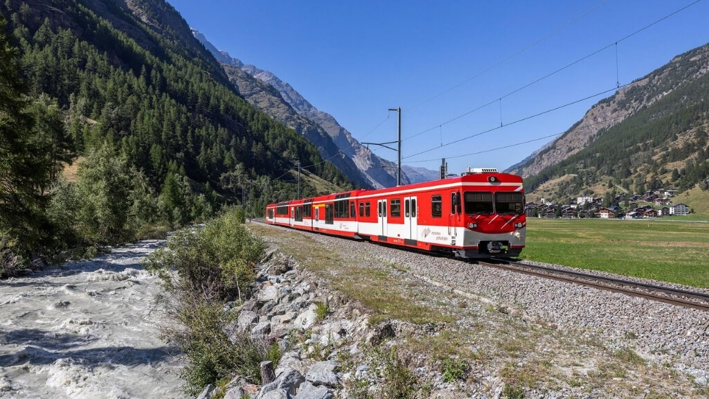 Tàu shuttle Zermatt chạy giữa thiên nhiên hùng vĩ của thung lũng Alps