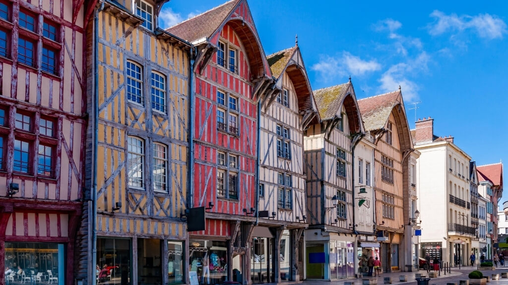 Khu phố cổ Troyes với những ngôi nhà gỗ nhiều màu sắc