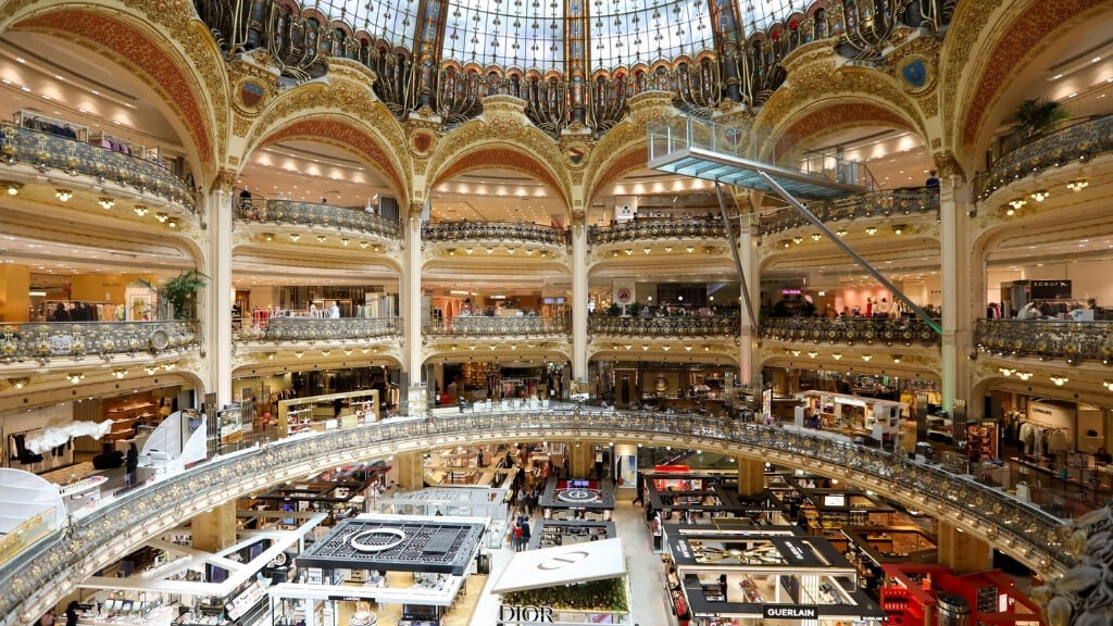 Trải nghiệm mua sắm sang trọng tại trung tâm thương mại Galeries Lafayette
