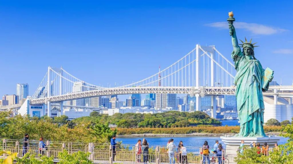 Du khách tham quan tham quan Vịnh Odaiba