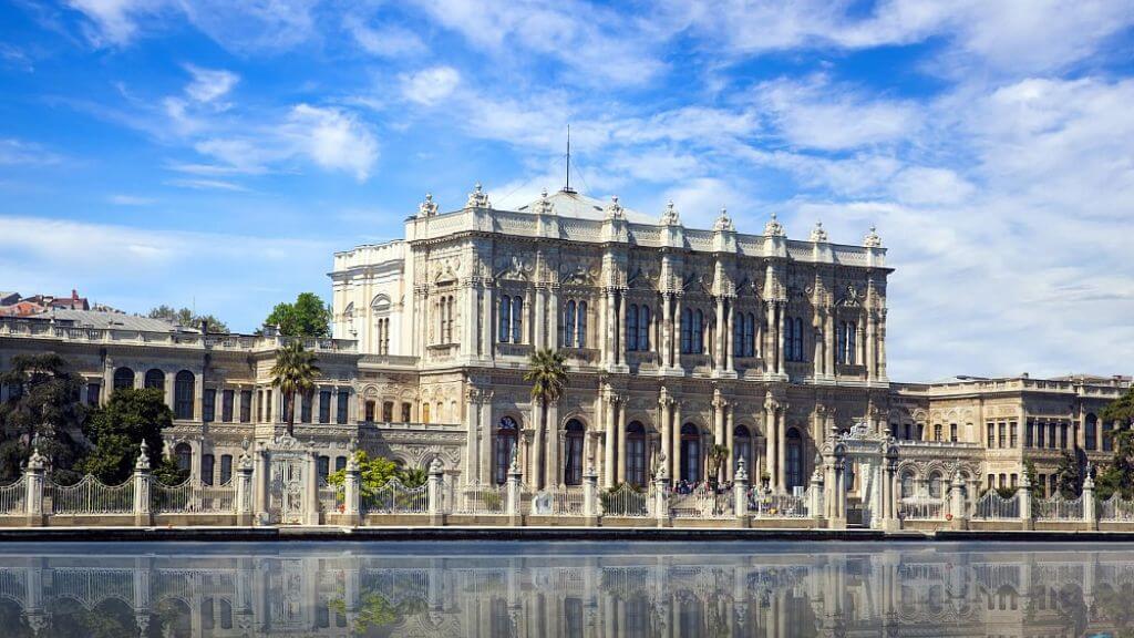 Cung điện Dolmabahce kiêu sa trong lòng Istanbul tráng lệ