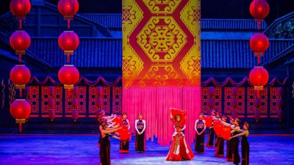 Show Biểu Diễn Nghệ Thuật Nổi Tiếng Rạng Rỡ Tương Tây