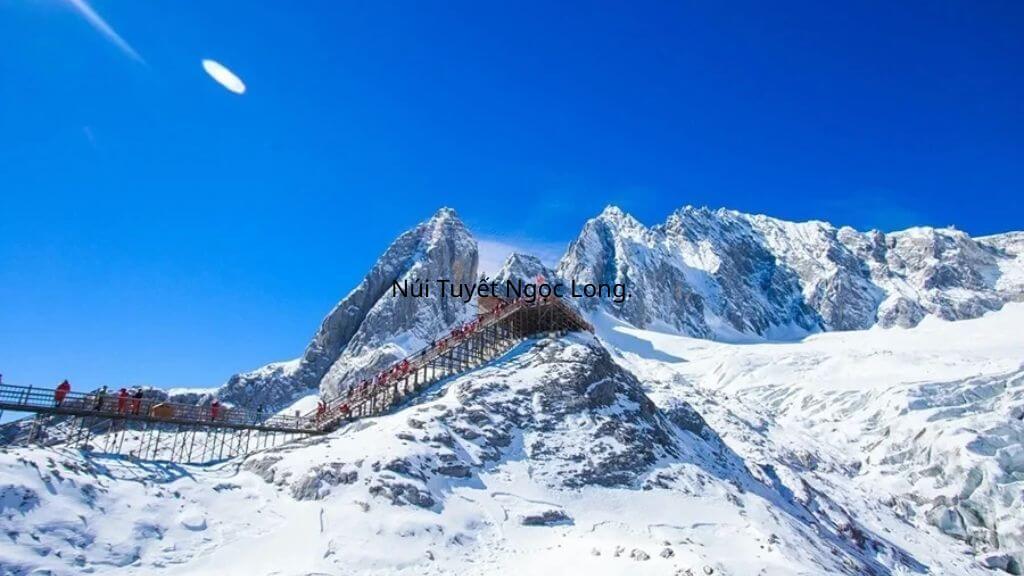 Núi Tuyết Ngọc Long ngọn núi cao 5596m tuyết phủ quanh năm