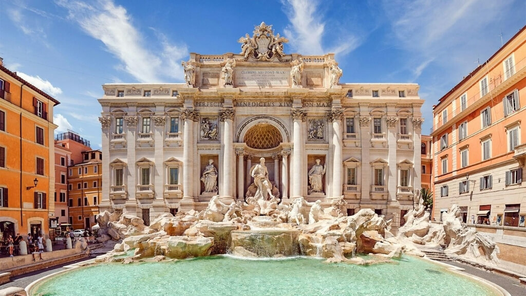 Toàn cảnh đài phun nước Trevi với mặt tiền Baroque và hồ nước phía trước