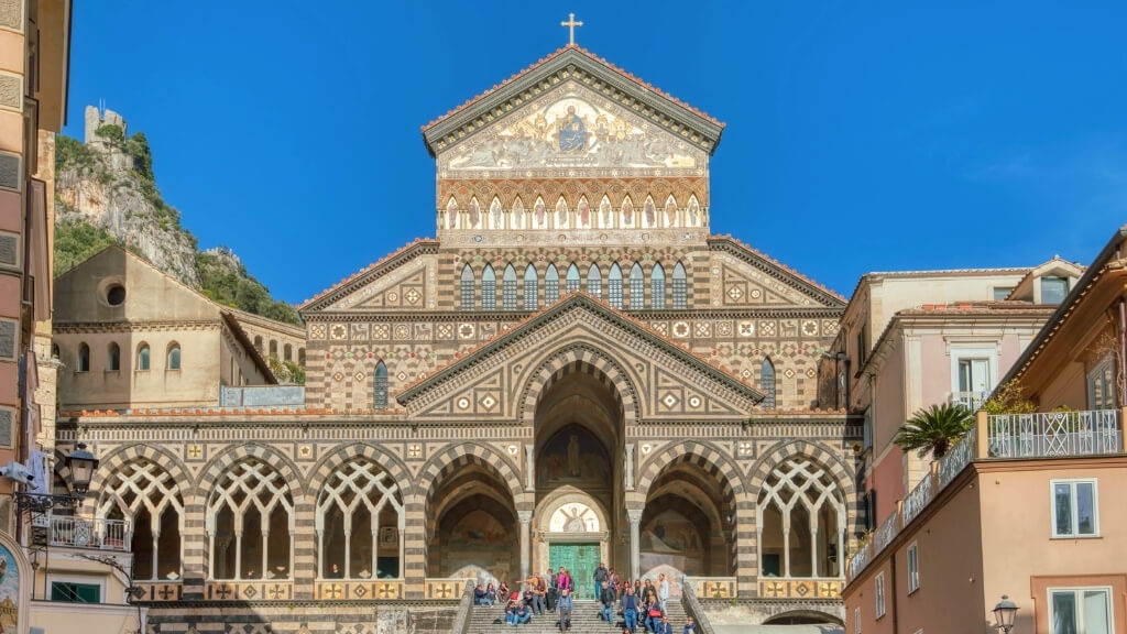 Nhà thờ Amalfi nổi bật với mặt tiền trang trí công phu mang dấu ấn lịch sử lâu đời