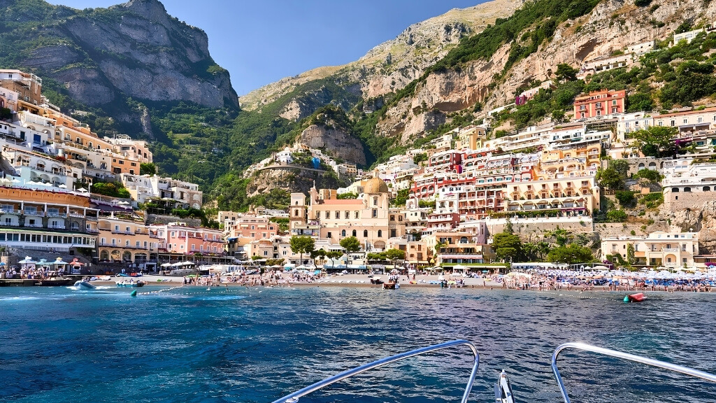 Thị trấn ven biển Positano nổi tiếng với những ngôi nhà nhiều màu sắc nằm trải dài trên sườn núi hướng ra biển Địa Trung Hải