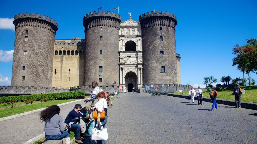 Mặt tiền Castel Nuovo nhìn từ quảng trường Piazza Municipio