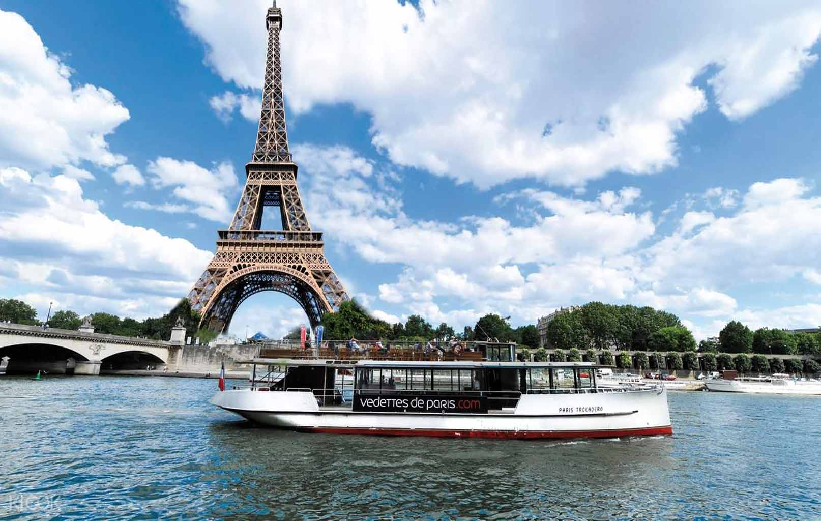 Du Thuyền Trên Sông Seine