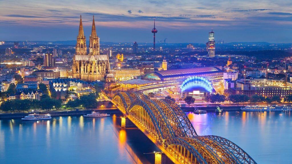 Cầu Hohenzollern  Nơi Lưu Giữ Những Câu Chuyện Tình Yêu Vĩnh Cửu