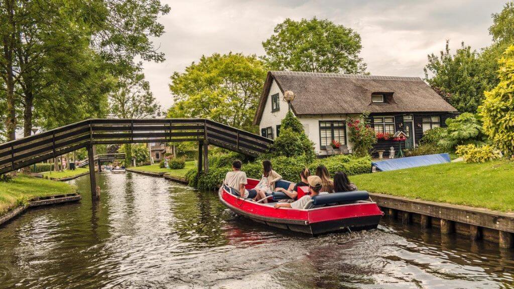 Ghé thăm Giethoorn ngôi làng không có đường đi tại Hà Lan