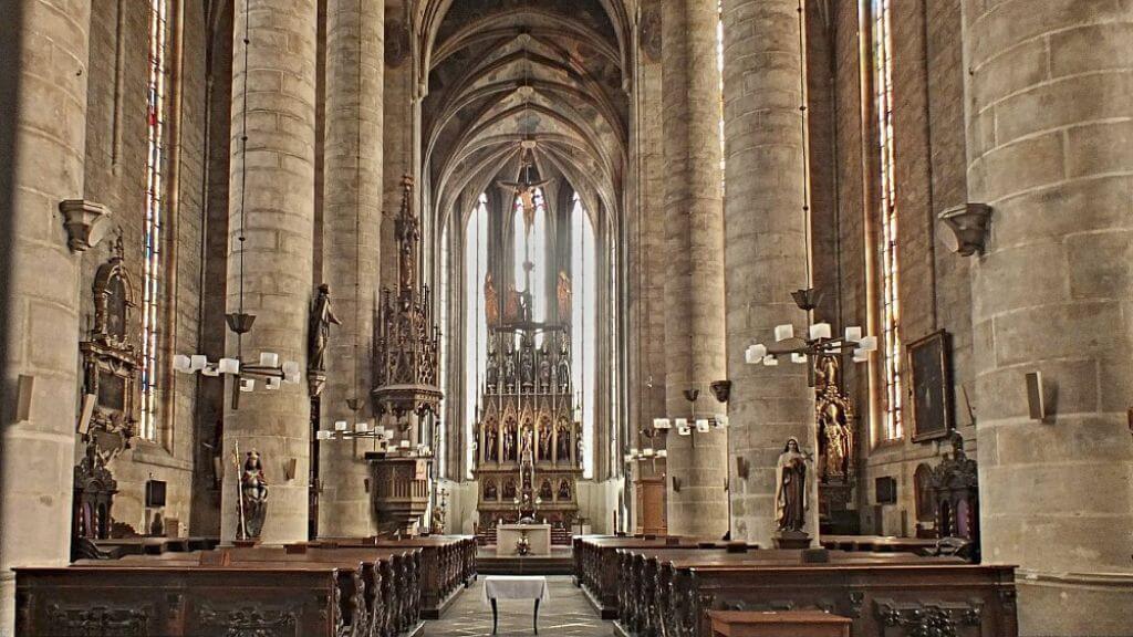 Khám phá kho báu nghệ thuật bên trong nhà thờ St  Bartholomew
