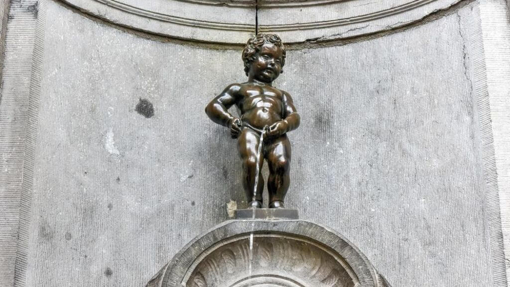 Manneken Pis, bức tượng chú bé đứng tiểu nổi tiếng
