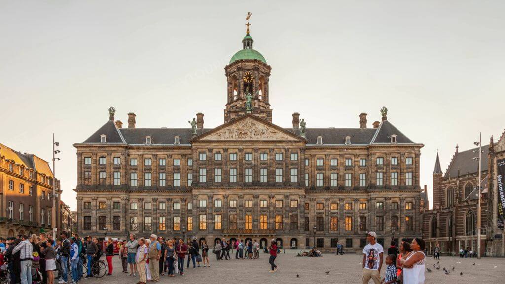 Quảng trường Dam Square – “Người Kể Chuyện” Hùng Vĩ Giữa Lòng Amsterdam