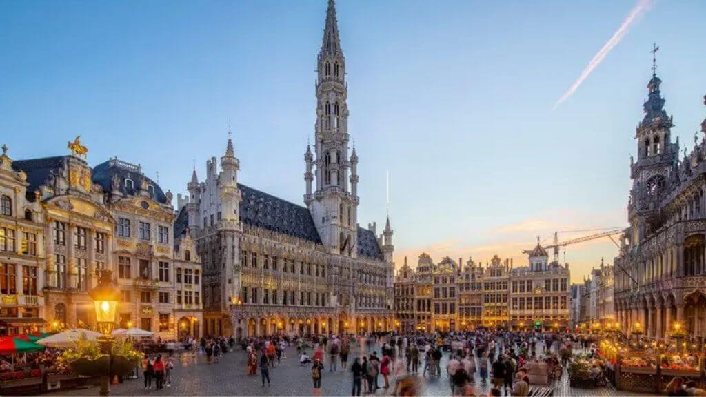 Thủ đô Brussels   Khám phá nét đẹp cổ kính với kiến trúc cổ đại của Bỉ