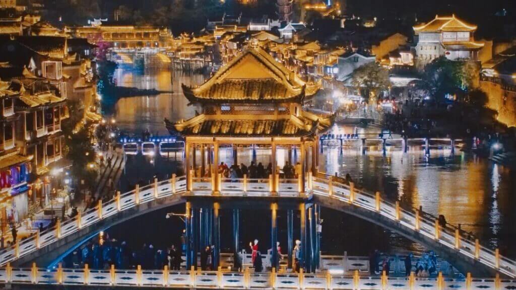 Phượng Hoàng Cổ Trấn về đêm siêu lung linh