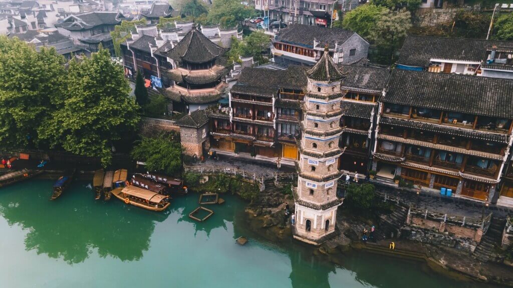 Tháp Vạn Danh tại Phượng Hoàng Cổ Trấn