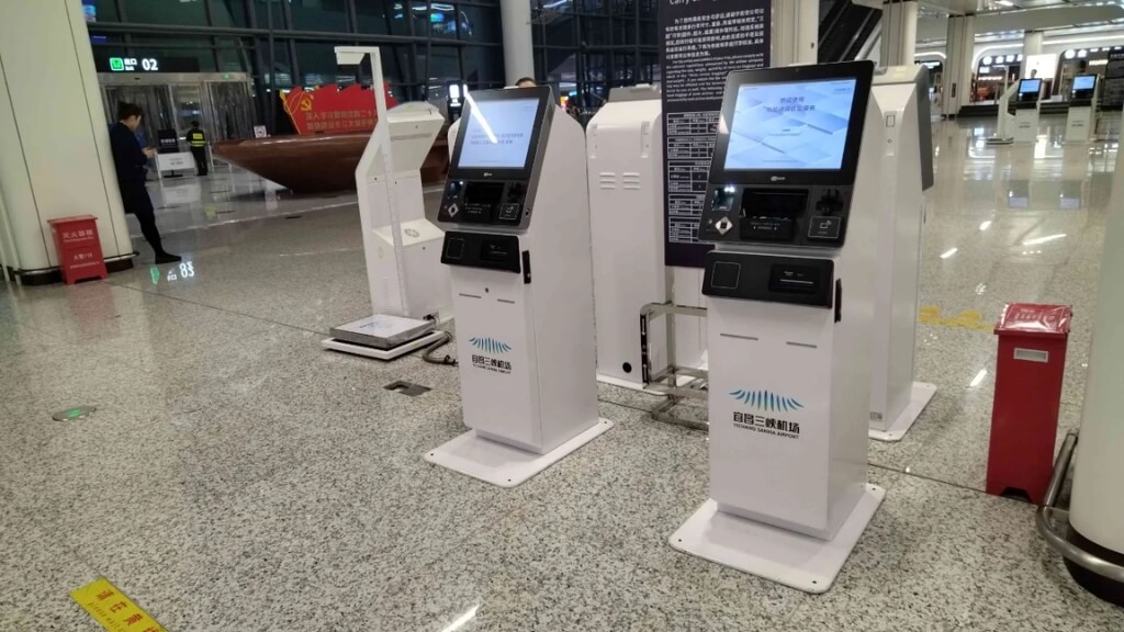 Đoàn check in tại sân bay Nghi Xương