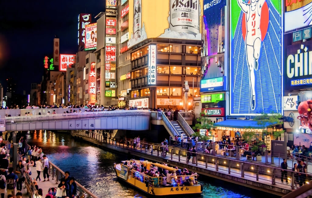Khu phố mua sắm Shinsaibashi sôi động về đêm ở Osaka
