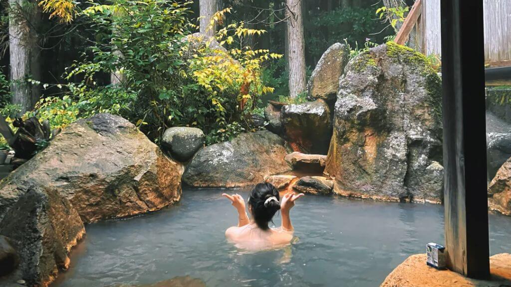 Ngâm mình trong hơi ấm tinh khiết của thiên nhiên Nhật Bản