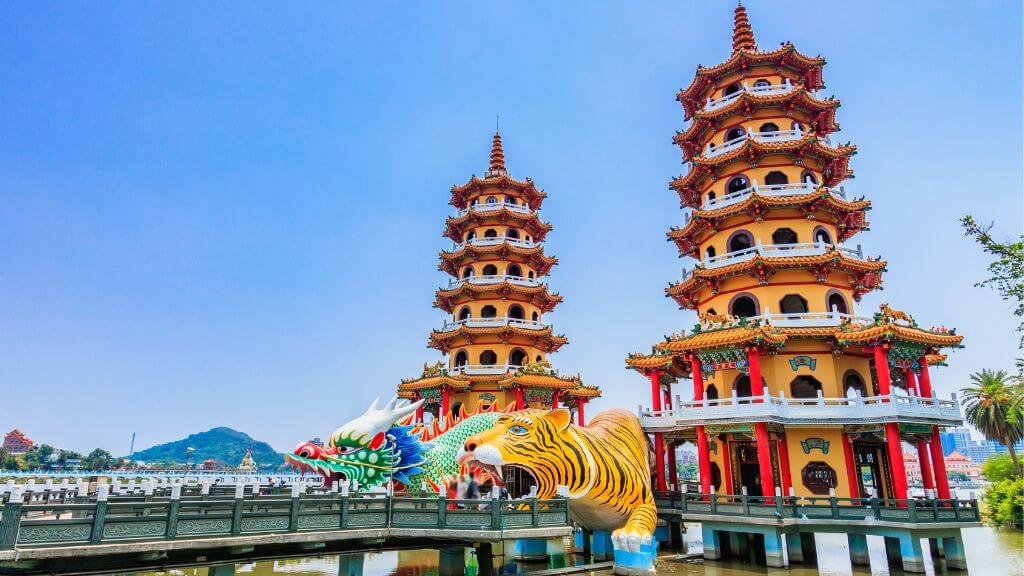 “Tháp Long Hổ”   là một phần của khu phức hợp các đền chùa và kiến trúc tín ngưỡng