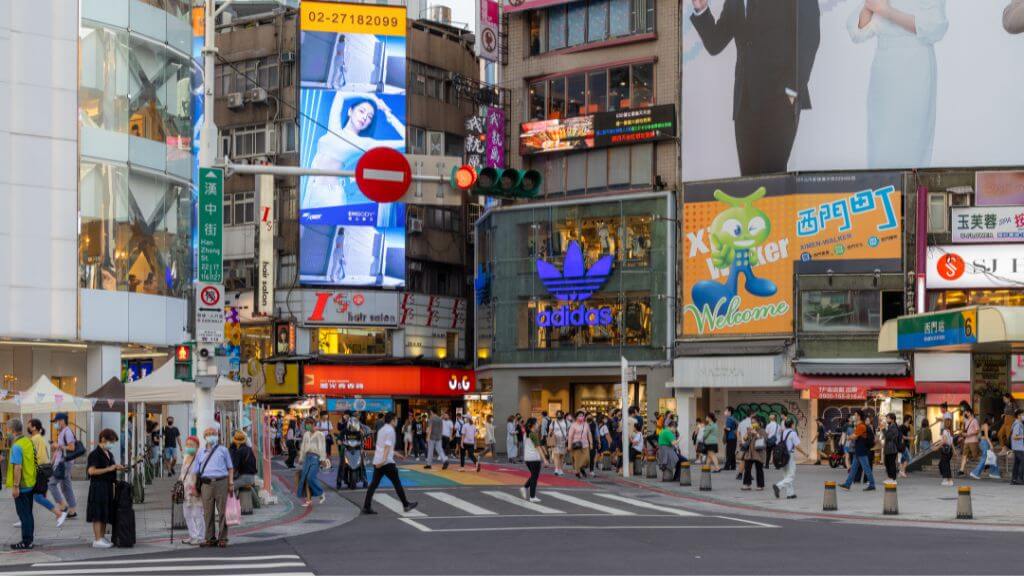 Du khách tham quan phố Ximending