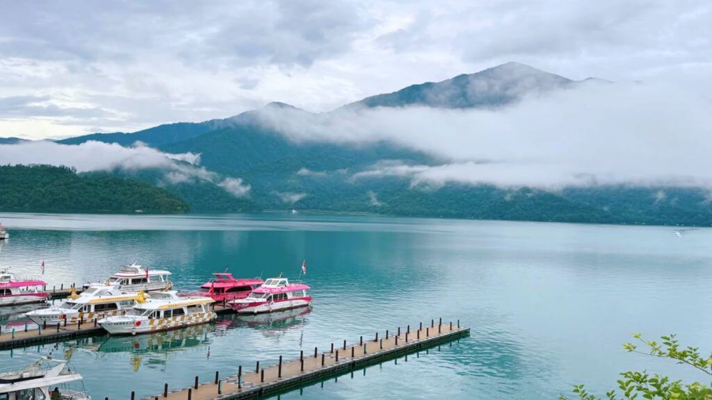 Hồ Nhật Nguyệt là hồ nước tự nhiên lớn nhất vùng lãnh thổ này