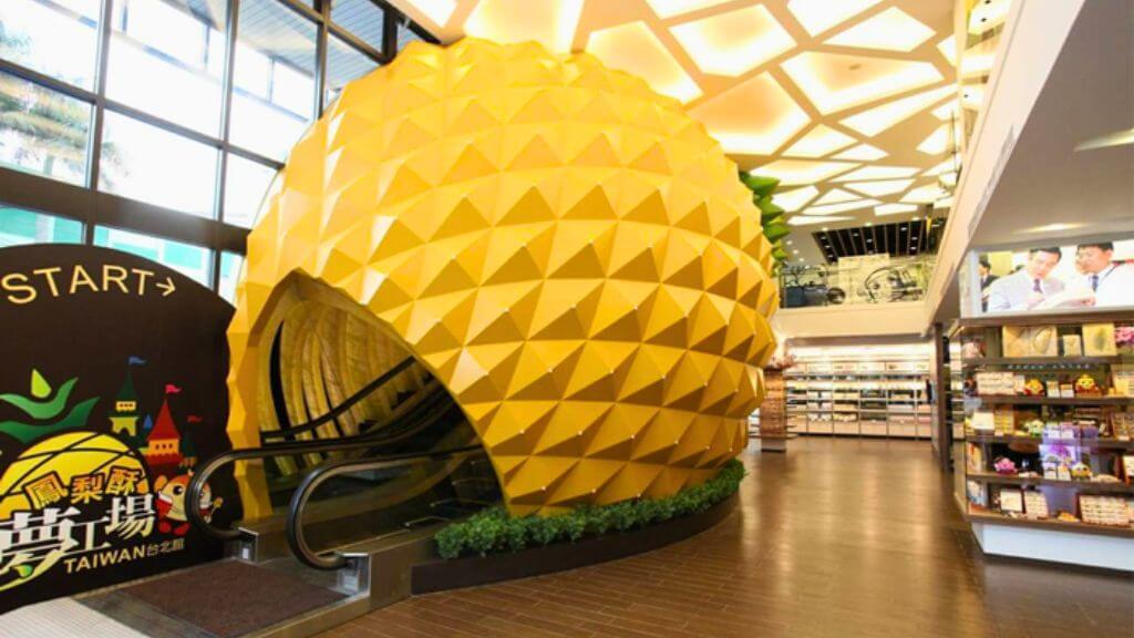 Trải nghiệm làm món bánh Dứa nổi tiếng tại “Lâu đài Dứa Vàng”