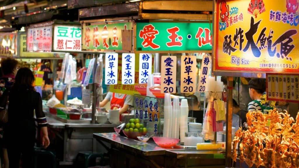 Tự do mua sắm và thưởng thức ẩm thực buổi tối tại Chợ đêm Lục Hợp