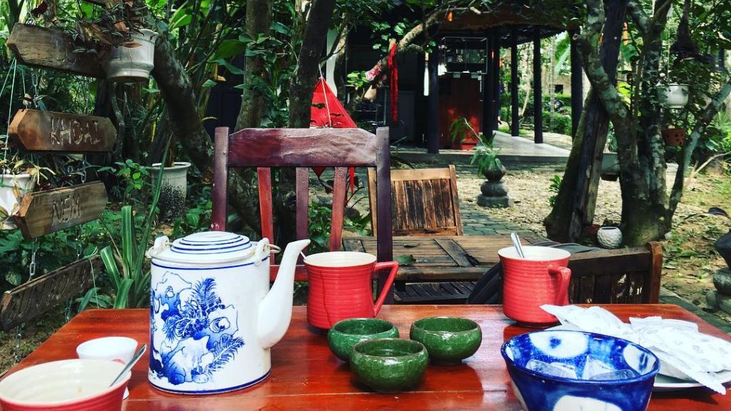 Thưởng trà tại nhà vườn Lương Quán trong tour du lịch Thủy Biều