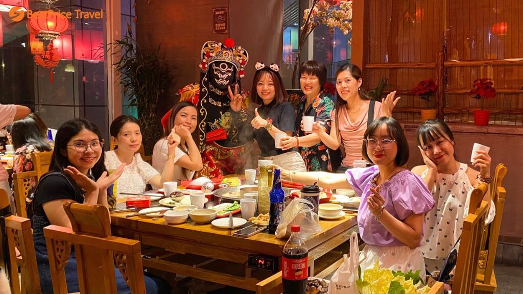 Đoàn cùng nhau thưởng thức bữa tối tại Trùng Khánh