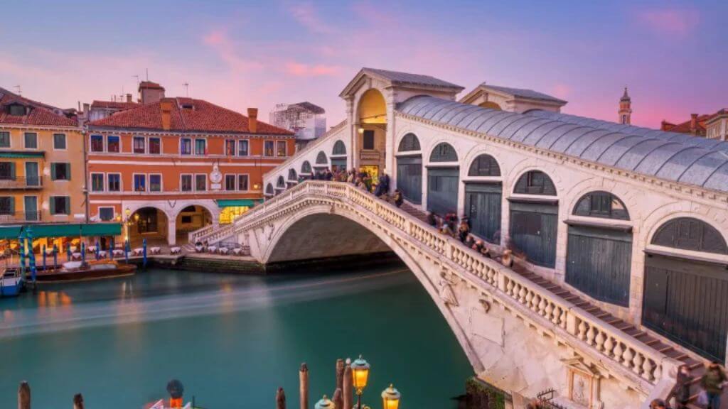 Cầu Ponte di Rialto – cây cầu đá nổi tiếng bắc qua kênh đào Grand Canal