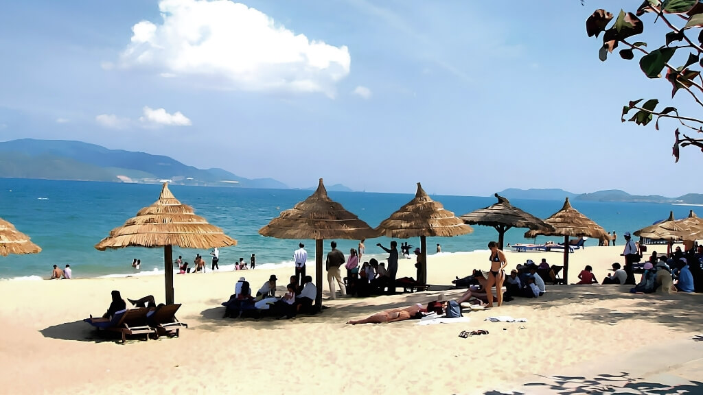 Tận hưởng bờ cát trắng mịn của biển Nhật Lệ