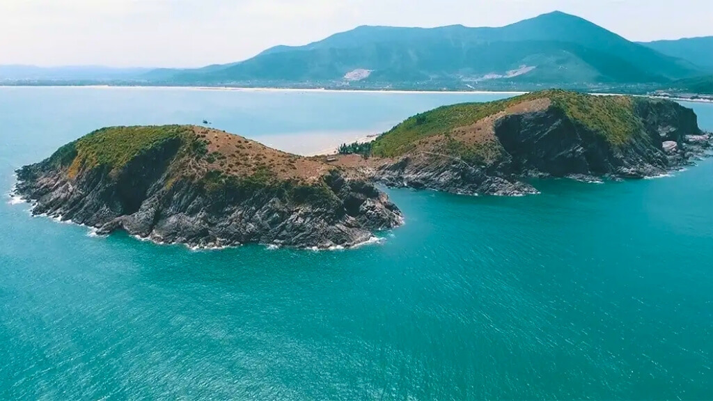 Vẻ đẹp hoang sơ chỉ có thể tìm thấy tại Vũng Chùa Đảo Yến
